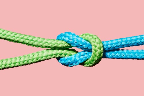 En knut mellan rep i olika färger