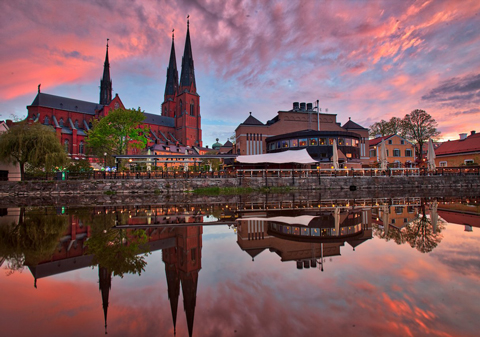 Uppsala domkyrka med vackert sken över himlen